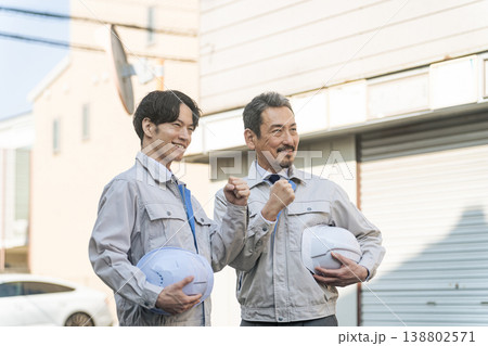 住宅地に立つ男性作業員のグループ 住宅地に立つ男性作業員のグループ 138802571