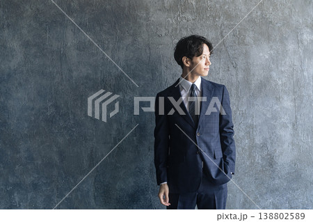 スーツを着た若い男性ビジネスパーソンのポートレート 138802589