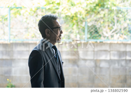 ミドルエイジビジネスパーソンのシルエット 138802590