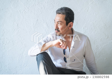 かっこいいミドルエイジ男性のポートレート 138802598
