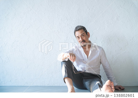 かっこいいミドルエイジ男性のポートレート かっこいいミドルエイジ男性のポートレート 138802601