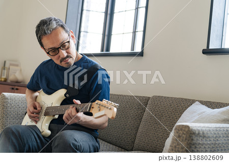 ギターを弾くミドルエイジ男性 ギターを弾くミドルエイジ男性 138802609