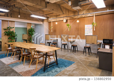 長机やパーテーション席があるオフィスのフリーアドレススペース 138802950