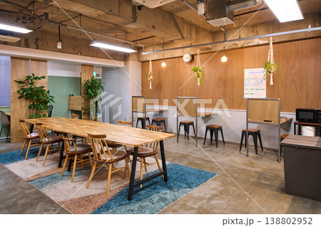 長机やパーテーション席があるオフィスのフリーアドレススペース 138802952