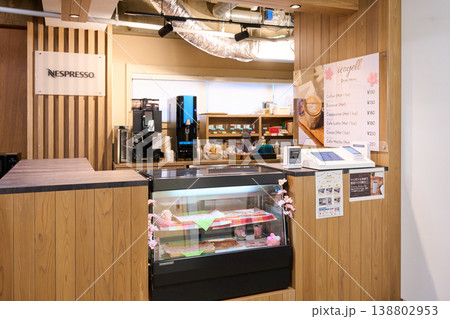 オフィスの社内カフェのカウンターとドリンクメニュー オフィスの社内カフェのカウンターとドリンクメニュー 138802953