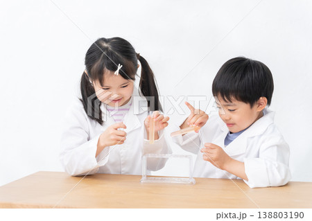試験管を使って科学実験する子供 138803190
