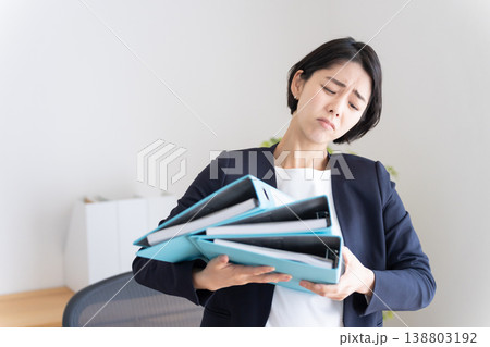 仕事で忙しいビジネスマン女性 138803192