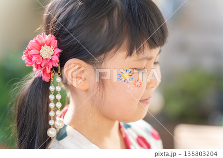 フェイスペイントをしている浴衣の女の子 138803204