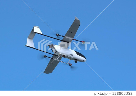 空舞うドローン 138803352