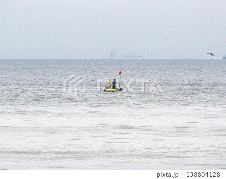 ボートで釣りの海風景 ボートで釣りの海風景 138804128