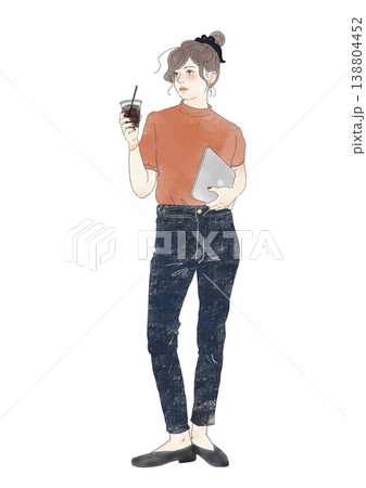 ドリンクを持つ女性の全身イラスト アイスコーヒー パソコン デニム ドリンクを持つ女性の全身イラスト アイスコーヒー パソコン デニム 138804452