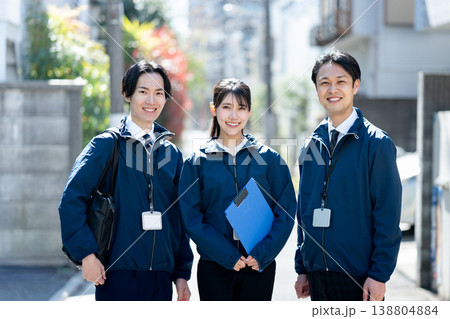 暮らしをサポートするスタッフ 138804884