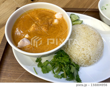 シンガポールチキンライスとハーフカリーセット 138804956