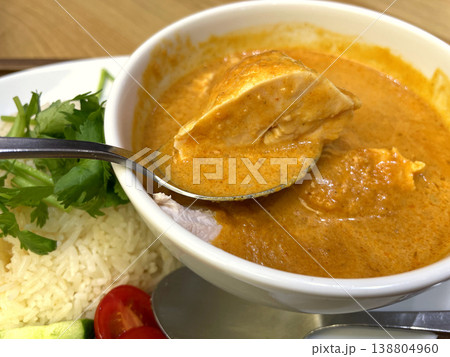 スプーンで持ち上げたココナッツチキンカレーの蒸し鶏 スプーンで持ち上げたココナッツチキンカレーの蒸し鶏 138804960