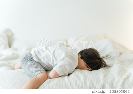 ベッドで寝転ぶ,はしゃぐ子供・男の子 ベッドで寝転ぶ,はしゃぐ子供・男の子 138805063