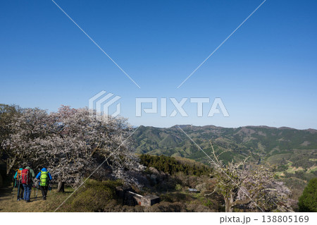春の登山を楽しむ人たち 春の登山を楽しむ人たち 138805169