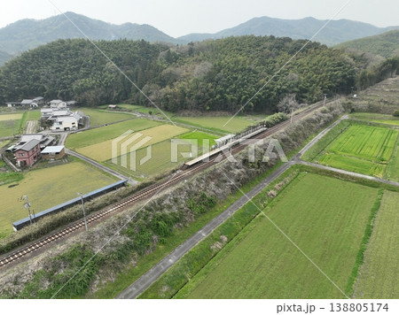 黒川駅と桜 満開の春 曇天のしっとり風景 香川県三豊市 138805174
