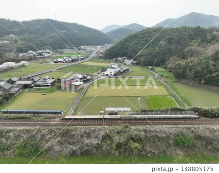 黒川駅と桜 満開の春 曇天のしっとり風景 香川県三豊市 黒川駅と桜 満開の春 曇天のしっとり風景 香川県三豊市 138805175
