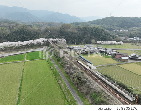 黒川駅・黒川橋りょうと桜 満開の春 曇天のしっとり風景 香川県三豊市 138805176