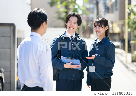 経営者と会話するスタッフ 138805319