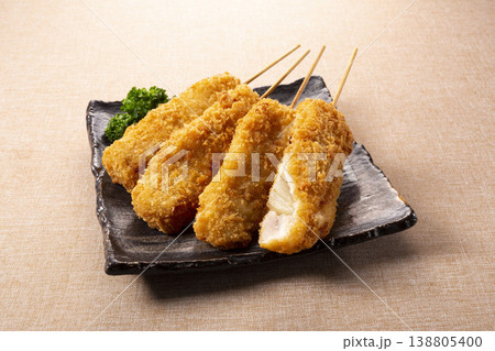 豚ロースと玉ねぎの串カツ 138805400