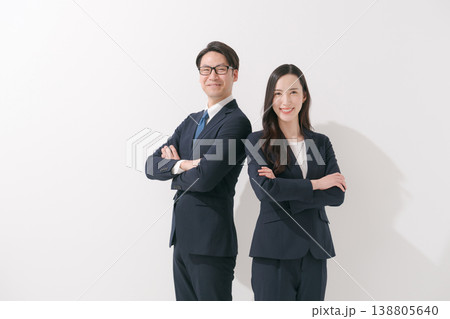 腕組みをするスーツの男女 138805640