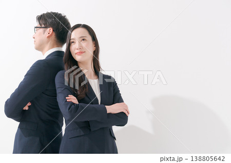 腕組みをするスーツの男女 138805642