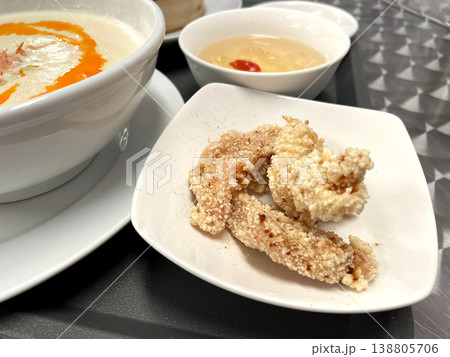 台湾風鶏の唐揚げ　スパイシーフライドチキン 138805706