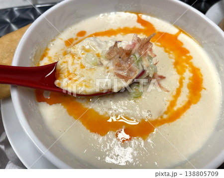 スプーンですくった鹹豆漿 とろりとした豆乳スープ スプーンですくった鹹豆漿 とろりとした豆乳スープ 138805709