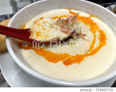 レンゲで味わう鹹豆漿 干しエビとラー油 レンゲで味わう鹹豆漿 干しエビとラー油 138805710