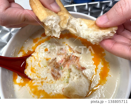 油條を鹹豆漿に浸す 台湾朝食の食べ方 油條を鹹豆漿に浸す 台湾朝食の食べ方 138805711