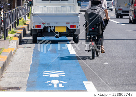 路上駐車を避けて車道に出る親子の自転車と交通リスク 138805748