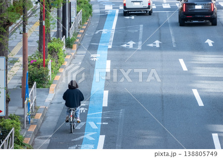 改正道路交通法2026で注目される自転車通行ルールと専用レーン 138805749