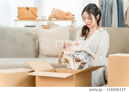 家で引越しの荷造り,不用品整理,レンタル,サブスク,ネットショッピング,フリマアプリをする若い女性 家で引越しの荷造り,不用品整理,レンタル,サブスク,ネットショッピング,フリマアプリをする若い女性 138806137