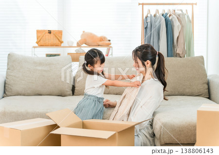 家で引越しの荷造り,不用品整理,レンタル,サブスク,ネットショッピング,フリマアプリをする若い女性 138806143