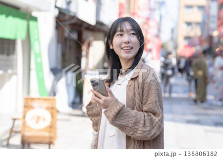 下町散策を楽しむ若い女性 138806182
