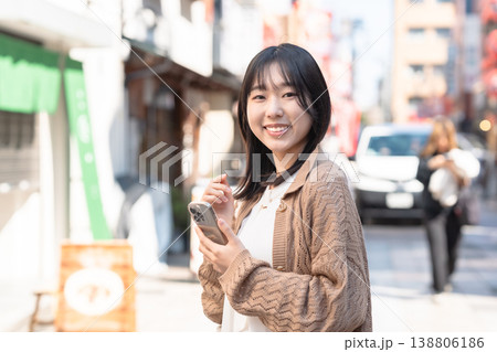 下町デートを楽しみながら、彼氏に微笑む若い女性 138806186