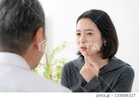 ほうれい線を気にする女性 美容医療 ほうれい線を気にする女性 美容医療 138806327