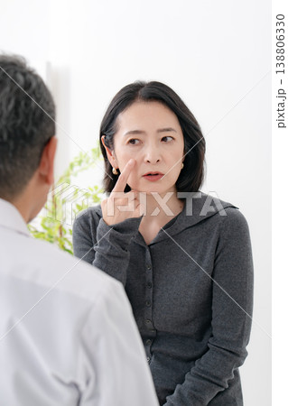 ほうれい線を気にする女性　美容医療 138806330