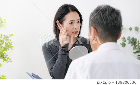 ほうれい線を気にする女性 美容医療 ほうれい線を気にする女性 美容医療 138806336