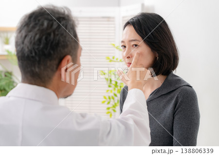 ほうれい線を気にする女性　美容医療 138806339