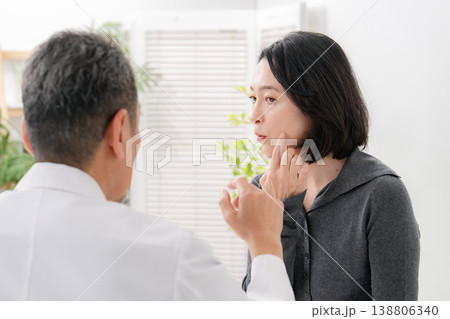 ほうれい線を気にする女性　美容医療 138806340