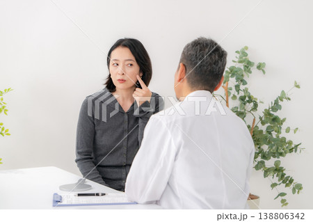 ほうれい線を気にする女性　美容医療 138806342