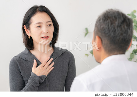 ほうれい線を気にする女性 美容医療 ほうれい線を気にする女性 美容医療 138806344