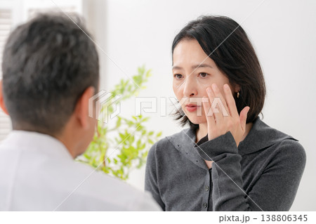 ほうれい線を気にする女性 美容医療 ほうれい線を気にする女性 美容医療 138806345