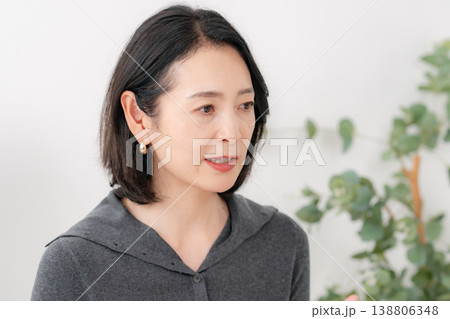 ほうれい線を気にする女性　美容医療 138806348