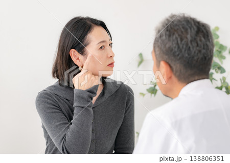 ほうれい線を気にする女性 美容医療 ほうれい線を気にする女性 美容医療 138806351