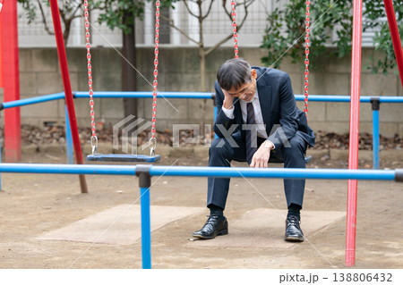 悩むビジネスマン　公園 138806432