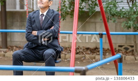 悩むビジネスマン　公園 138806433