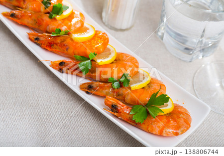 Grilled shrimps with lemon 138806744